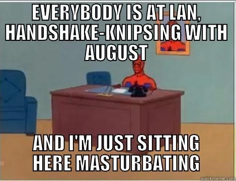 EVERYBODY IS AT LAN, HANDSHAKE-KNIPSING WITH AUGUST AND I'M JUST SITTING HERE MASTURBATING Spiderman Desk