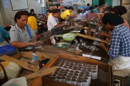 BURUH ROKOK UMK RP. 1.5 juta.. Waktu ajukan kenaikan UMK kemarena masukan PENGELUARAN UNTUK MENONTON DI THEATRE 21, BERLIBUR KE BALI DAN UANG LISPSTIK.. MENGHASILKAN PRODUK YANG MERUSAK GENERASI MUDA -   Misc