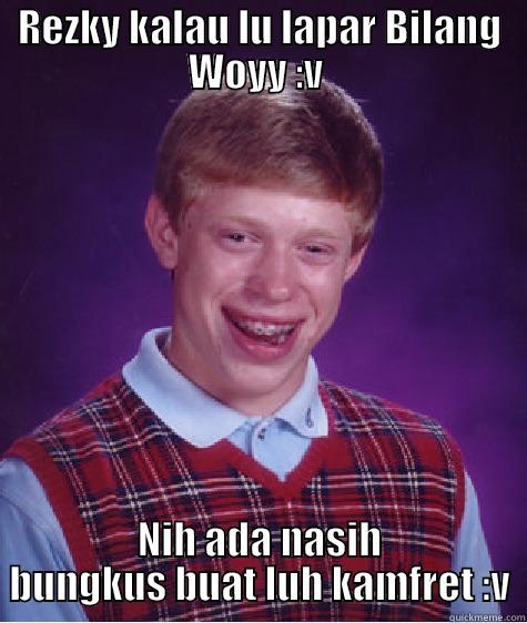 REZKY KALAU LU LAPAR BILANG WOYY :V  NIH ADA NASIH BUNGKUS BUAT LUH KAMFRET :V Bad Luck Brian