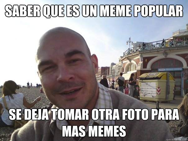 saber que es un meme popular se deja tomar otra foto para mas memes   