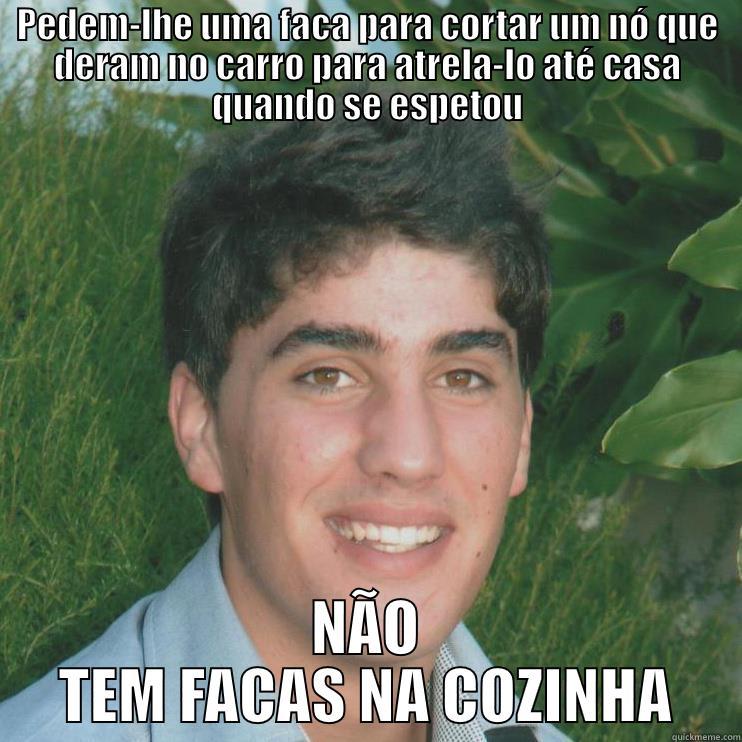 PEDEM-LHE UMA FACA PARA CORTAR UM NÓ QUE DERAM NO CARRO PARA ATRELA-LO ATÉ CASA QUANDO SE ESPETOU NÃO TEM FACAS NA COZINHA Misc