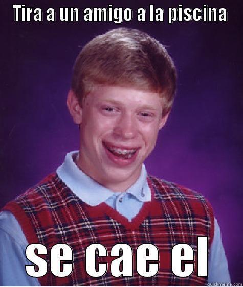 TIRA A UN AMIGO A LA PISCINA SE CAE EL Bad Luck Brian