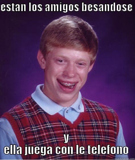 ESTAN LOS AMIGOS BESANDOSE  Y ELLA JUEGA CON LE TELEFONO Bad Luck Brian