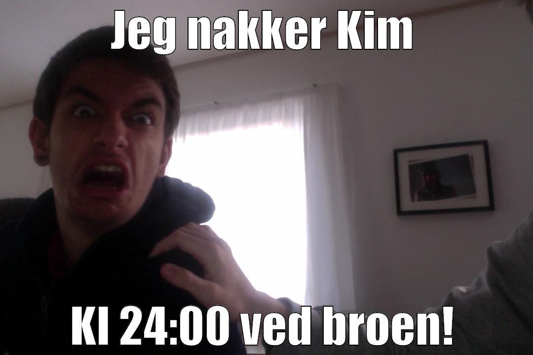 JEG NAKKER KIM KL 24:00 VED BROEN! Misc