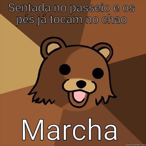 SENTADA NO PASSEIO E OS PÉS JÁ TOCAM NO CHAO MARCHA Pedobear